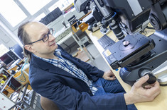 Badania meteorytu prowadzi dr inż. M. Kowalik,