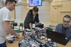 [FOTO] Potrójne zwycięstwo studentów PRz w zawodach robotycznych „Robomaticon”